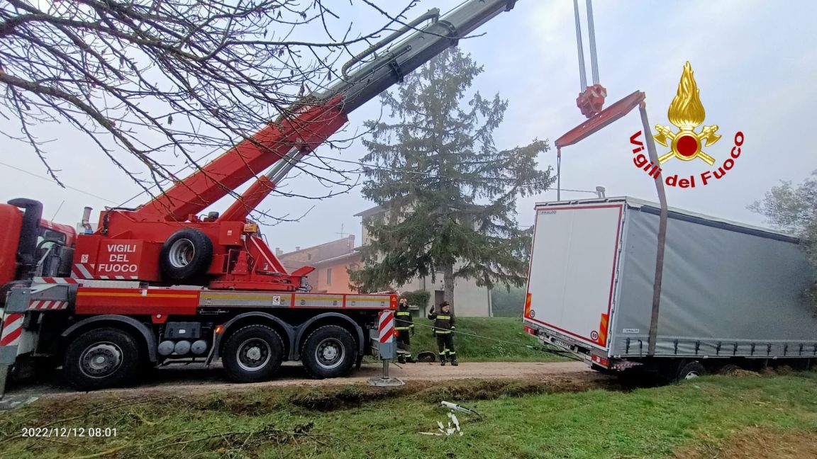 Tir impantanato a Sanfatuccchio