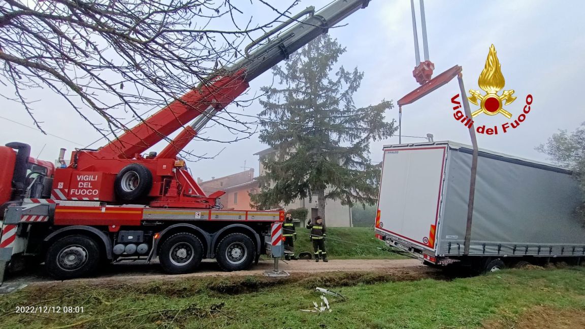 Tir impantanato a Sanfatuccchio