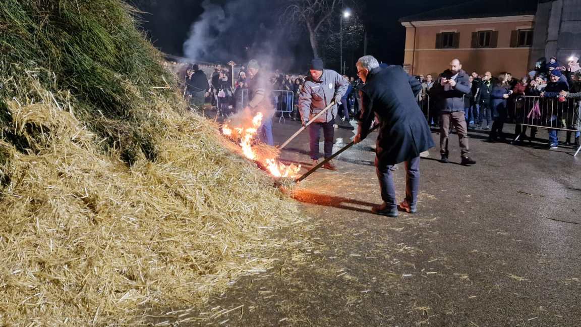 alemanno accende un falò li fauni