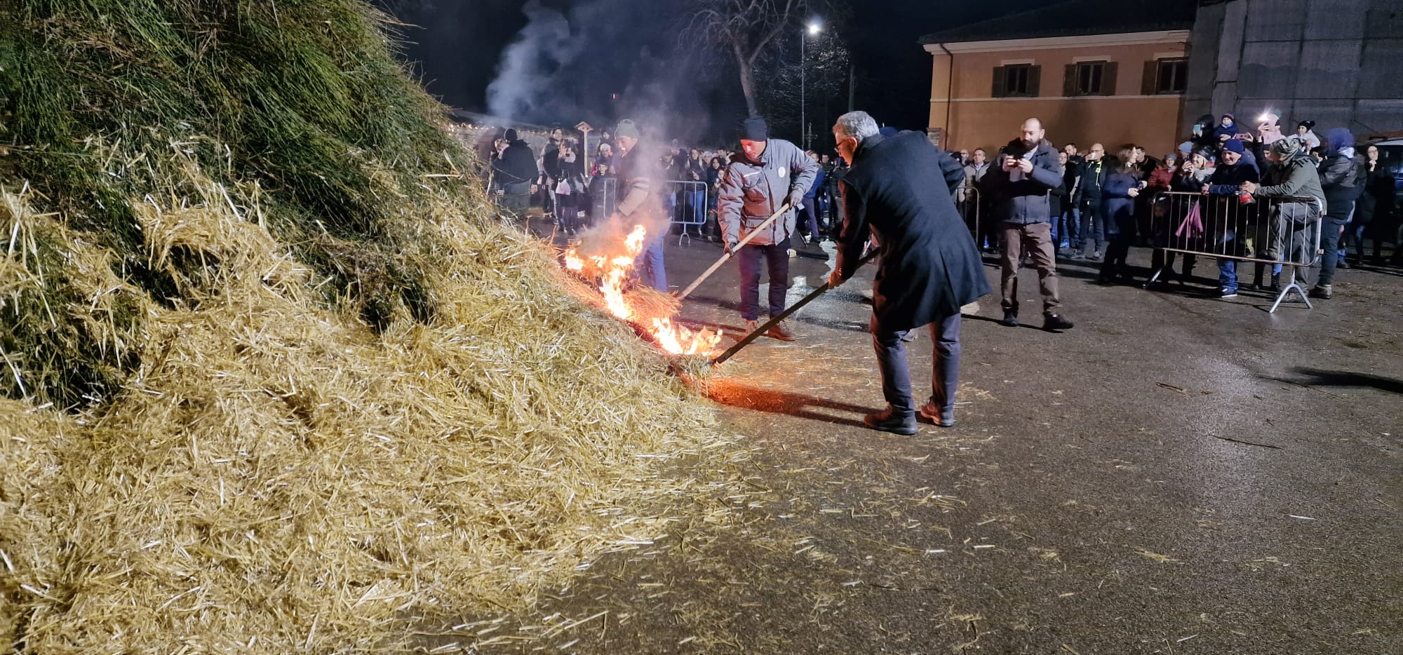 alemanno accende un falò li fauni