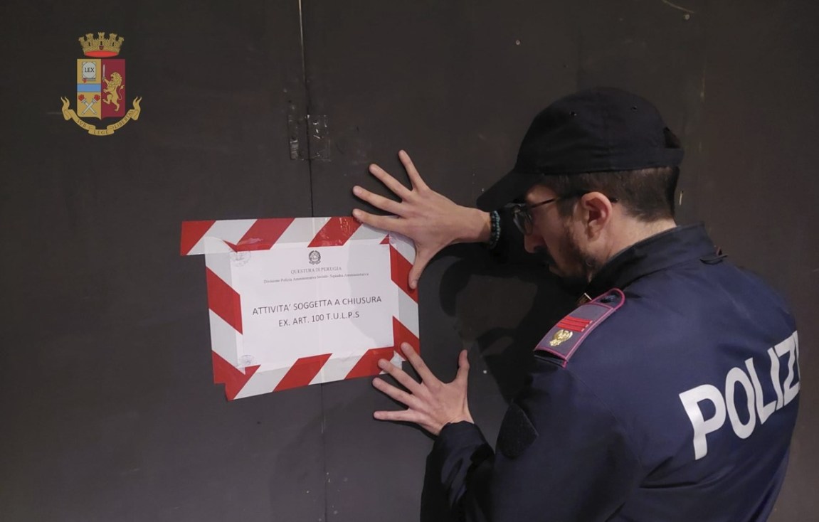 chiusura locale Perugia polizia