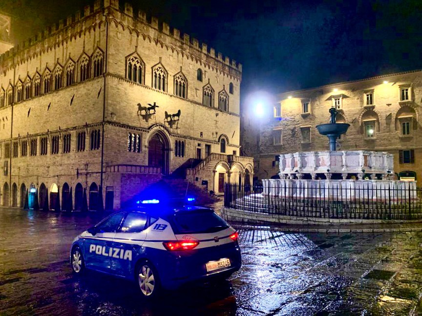 polizia perugia centro storico notte