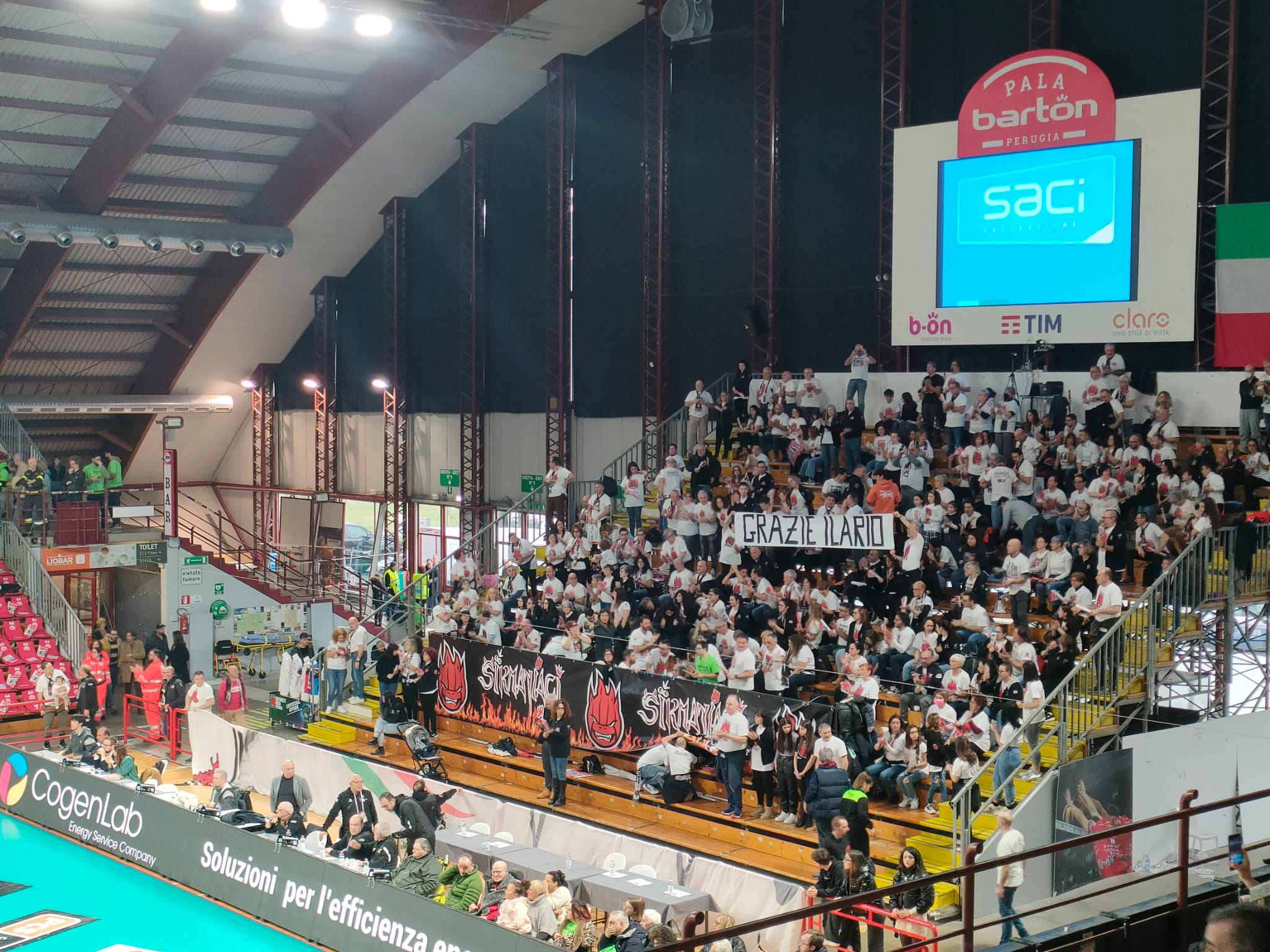 Lo striscione dei Sirmaniaci al PalaBarton per Castagner