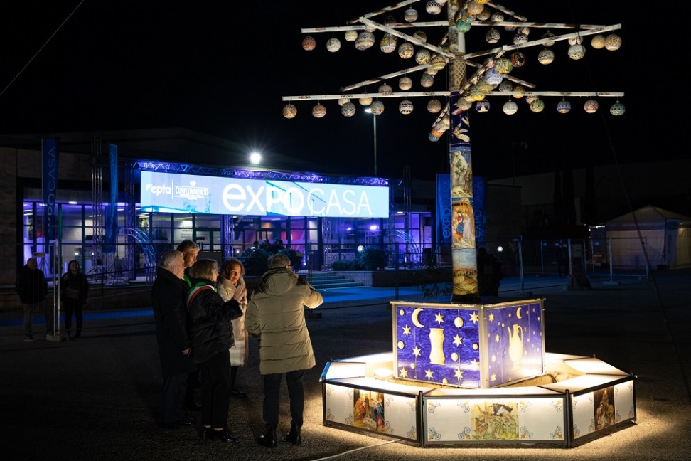 Expo Casa 2023 accensione albero in ceramica