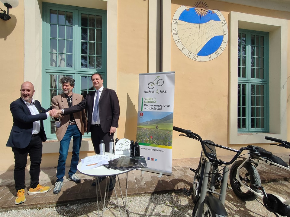 Firma procollo Federalberghi Francescana Umbria Bike