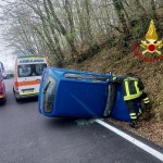 auto ribaltata a carbonesca