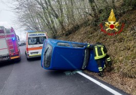 auto ribaltata a carbonesca