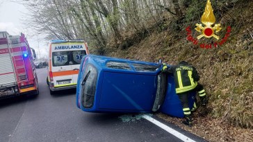 auto ribaltata a carbonesca