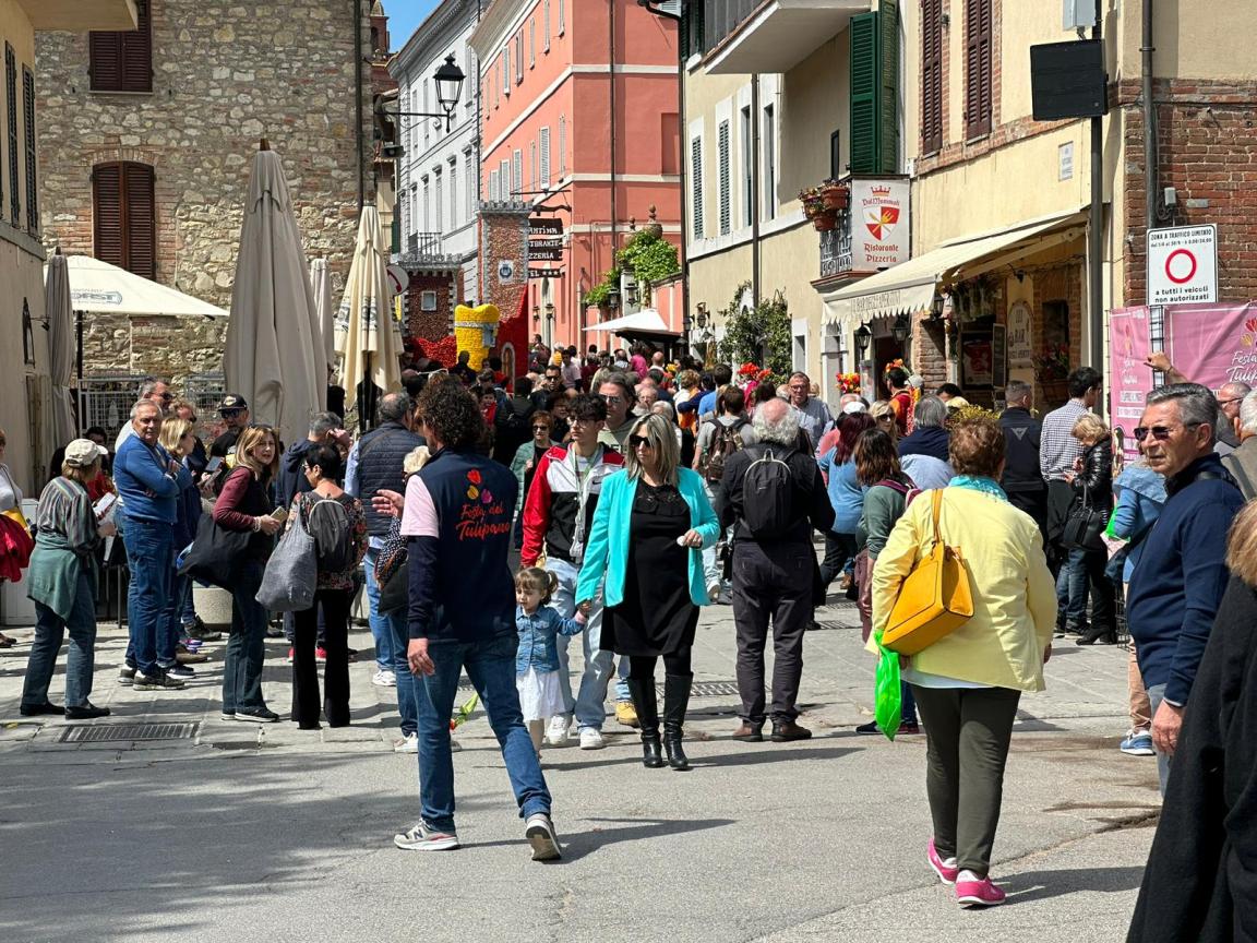Turisti a Castiglione del Lago (foto Arianna Tortorini)