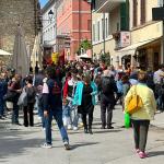 Turisti a Castiglione del Lago (foto Arianna Tortorini)