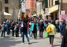 Turisti a Castiglione del Lago (foto Arianna Tortorini)
