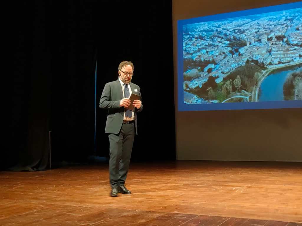 All’inizio del suo intervento Carizia ha ricordato come quelli passati al governo della città siano stati anni difficili caratterizzata dal Covid, dalla guerra in Ucraina e del terremoto del 9 marzo