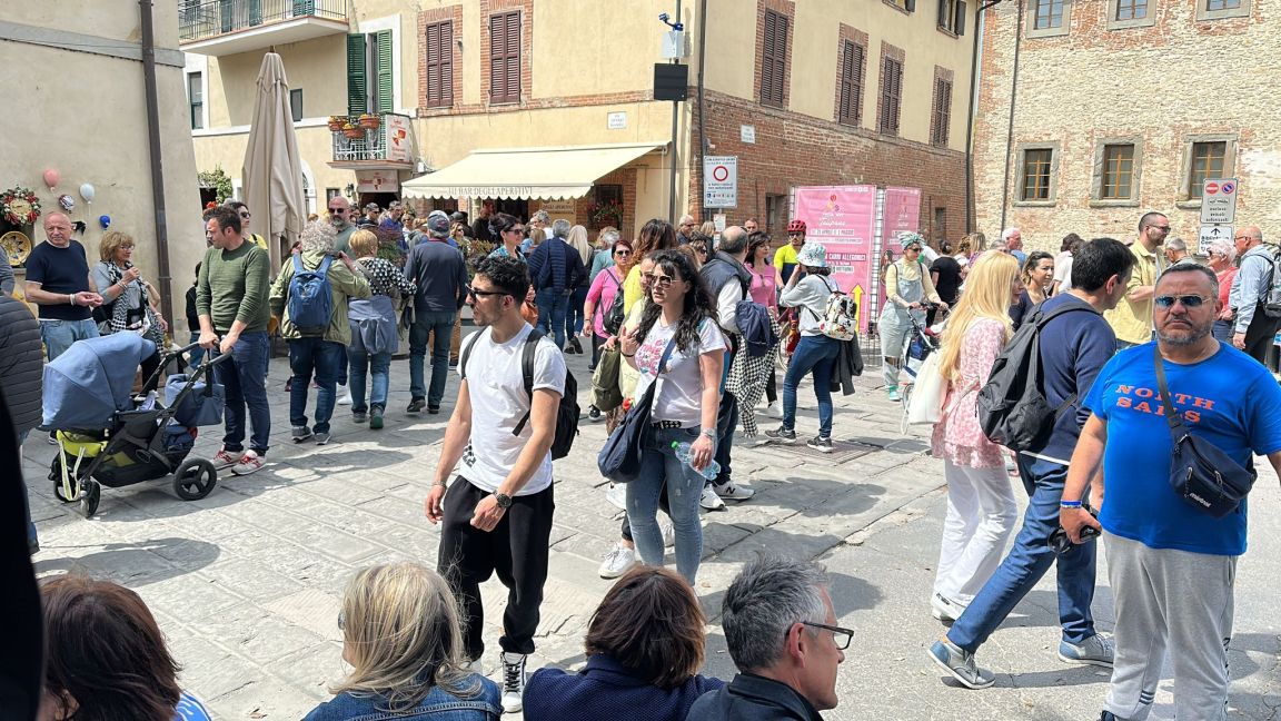 Turisti a Castiglione del Lago (foto Arianna Tortorini)
