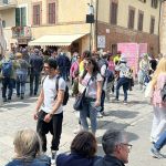 Turisti a Castiglione del Lago (foto Arianna Tortorini)