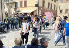 Turisti a Castiglione del Lago (foto Arianna Tortorini)