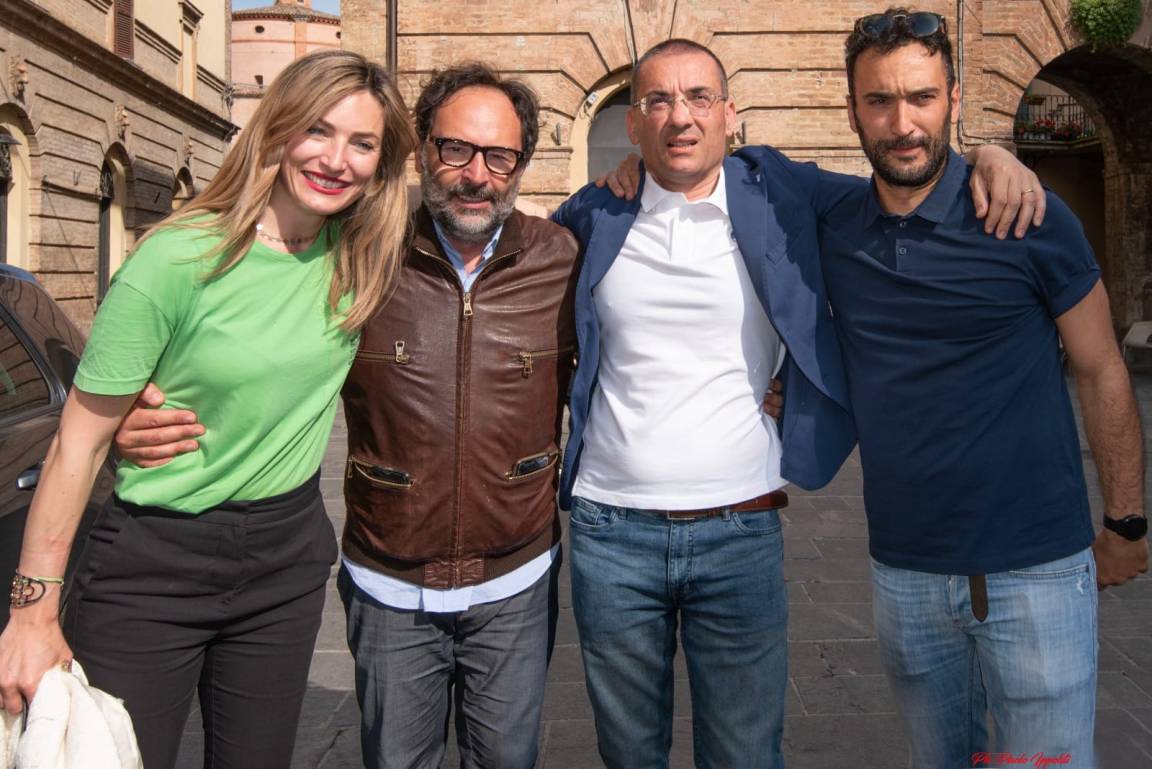 Il sindaco Carizia insieme agli assessori uscenti (foto Paolo Ippoliti)