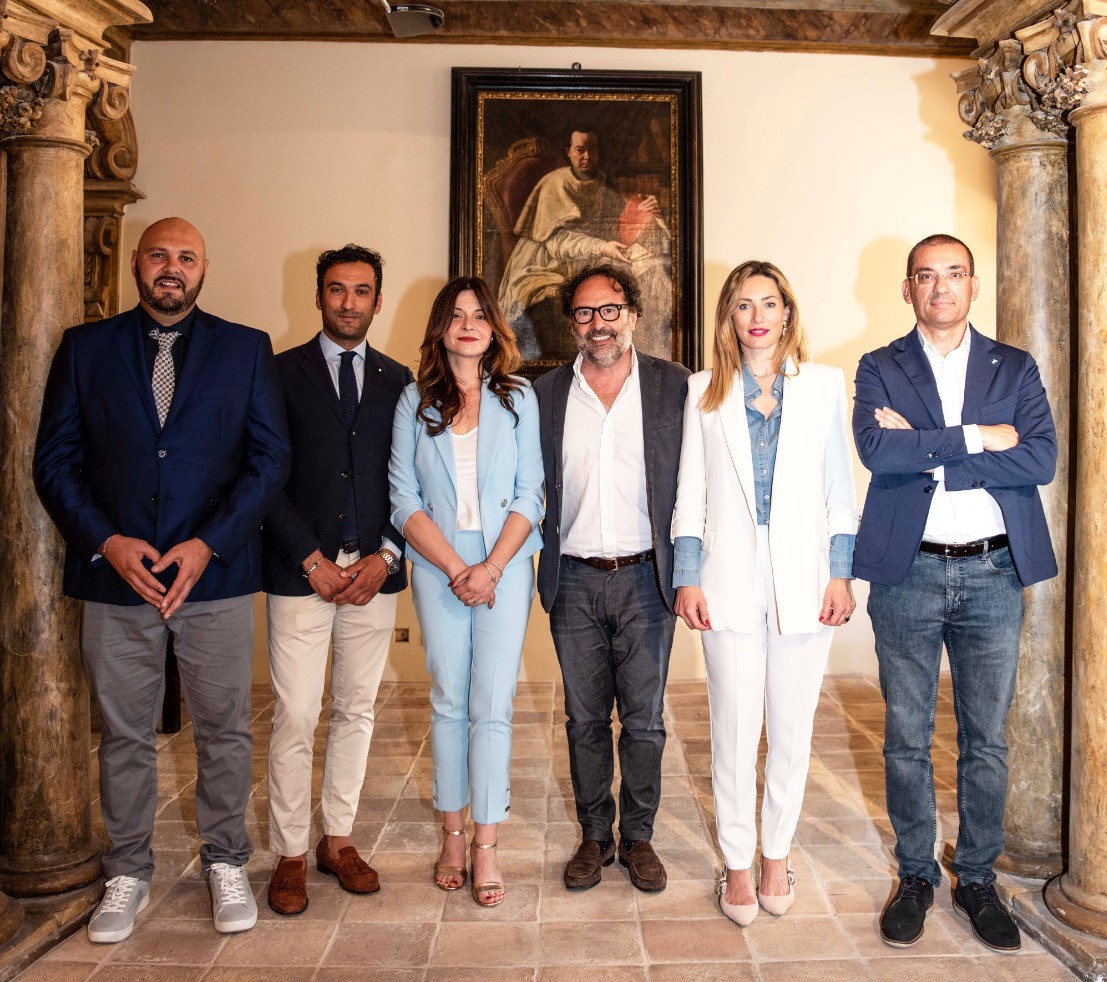 Il sindaco Carizia insieme alla sua squadra (foto Paolo Ippoliti)