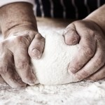 Molini Fagioli_mani che impastano farina