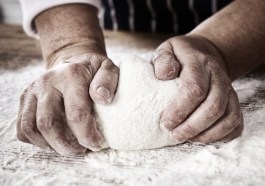 Molini Fagioli_mani che impastano farina