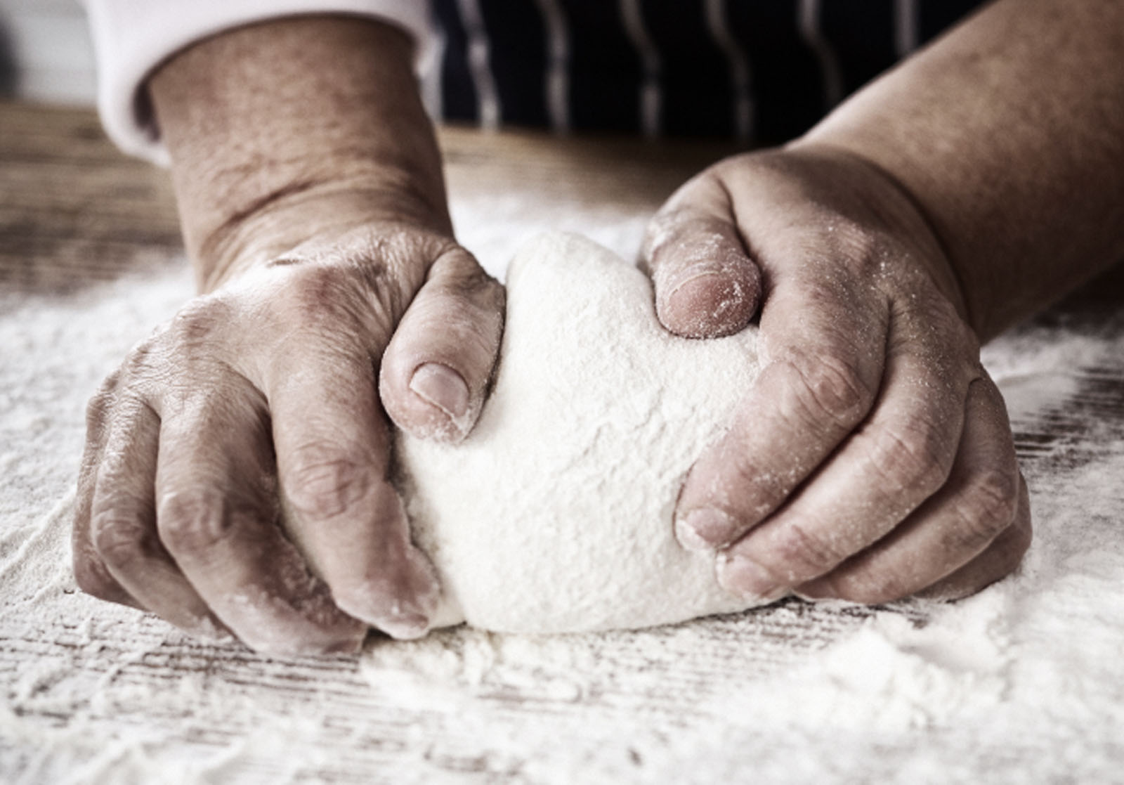 Molini Fagioli_mani che impastano farina