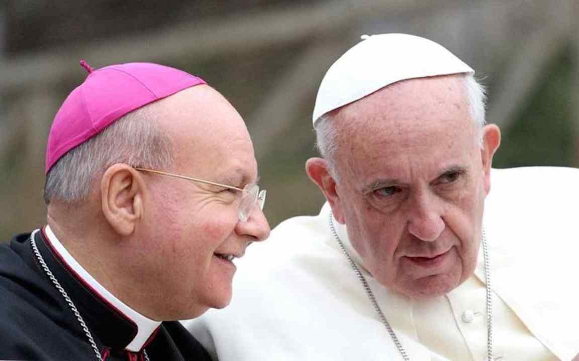 Monsignor Sorrentino insieme a Papa Francesco (foto da interris.it)