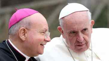 Monsignor Sorrentino insieme a Papa Francesco (foto da interris.it)