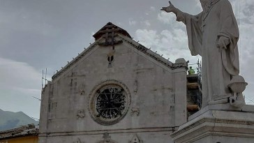 La facciata della basilica di San Benedetto libera (foto Valeria Jucci)