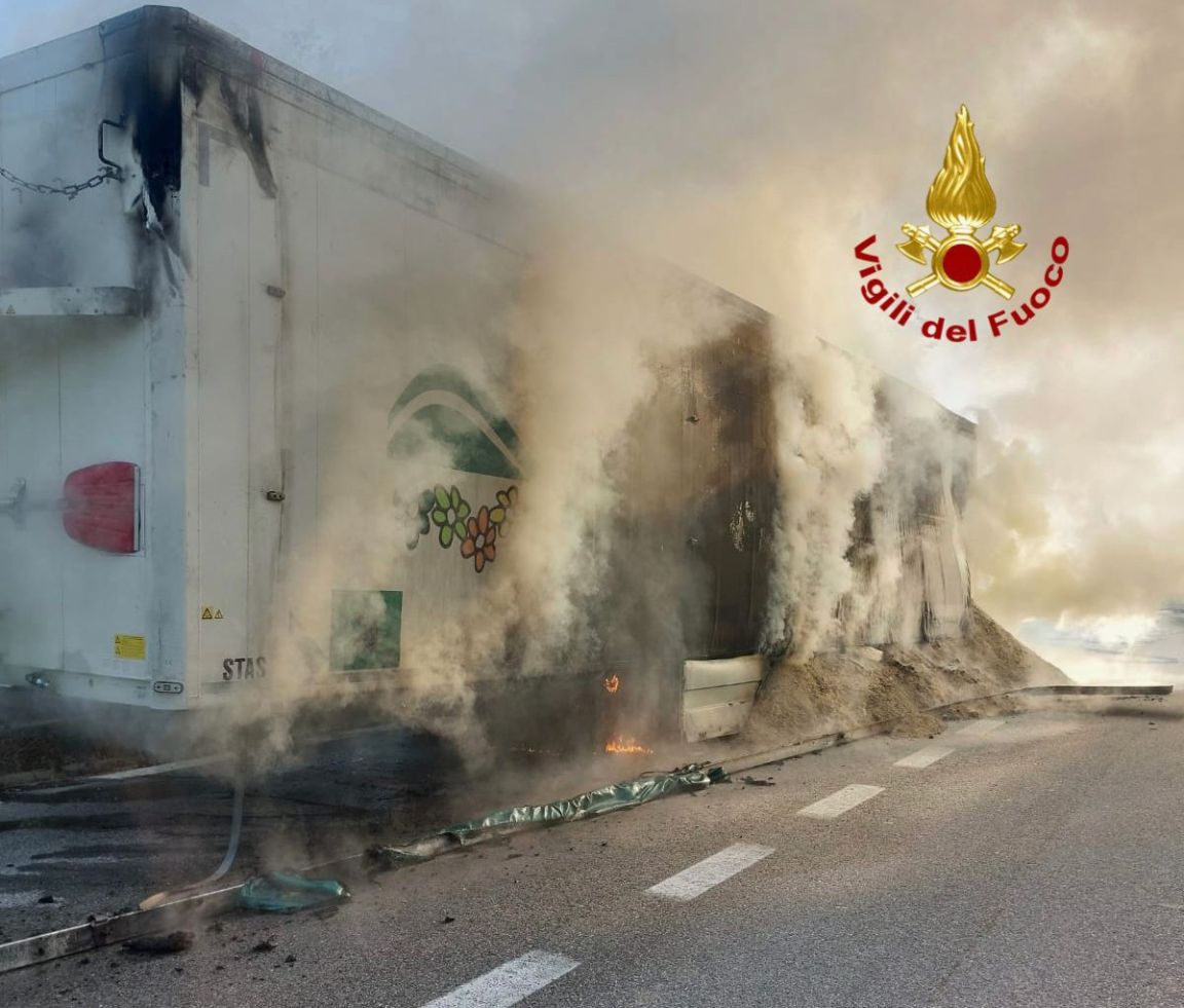 mezzo in fiamme Valfabbrica
