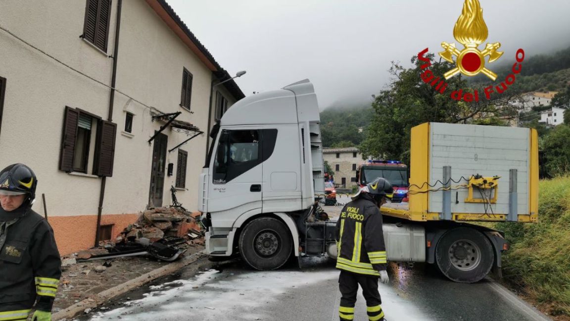 incidente camion scheggia agosto 2023