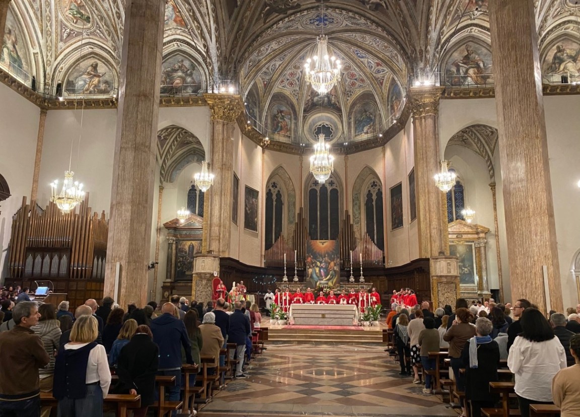 Fedeli in cattedrale per la veglia di Pentecoste 2023