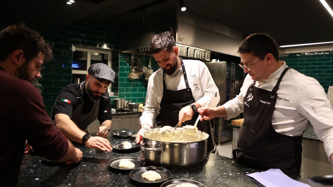 chef Lorenzo Cantoni nella cucina della residenza dell'ambasciatore a Oslo