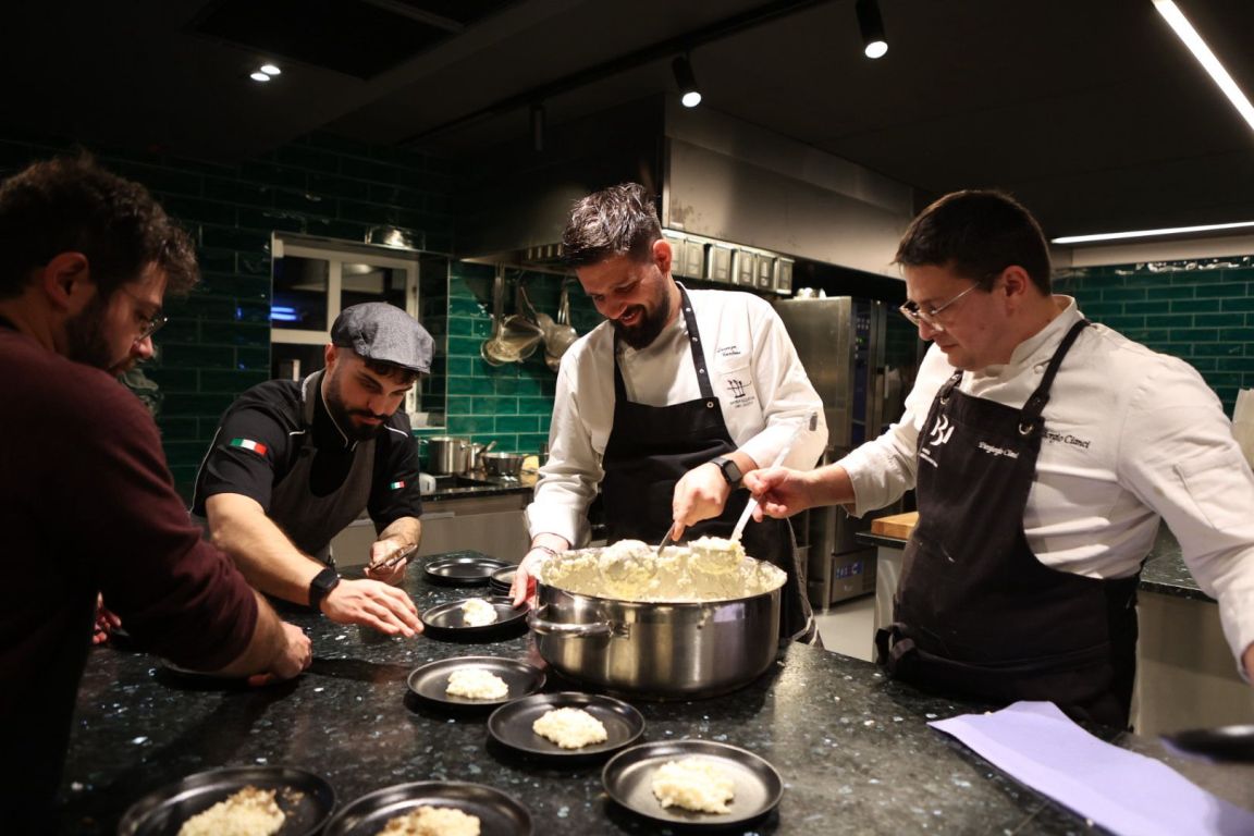 chef Lorenzo Cantoni nella cucina della residenza dell'ambasciatore a Oslo