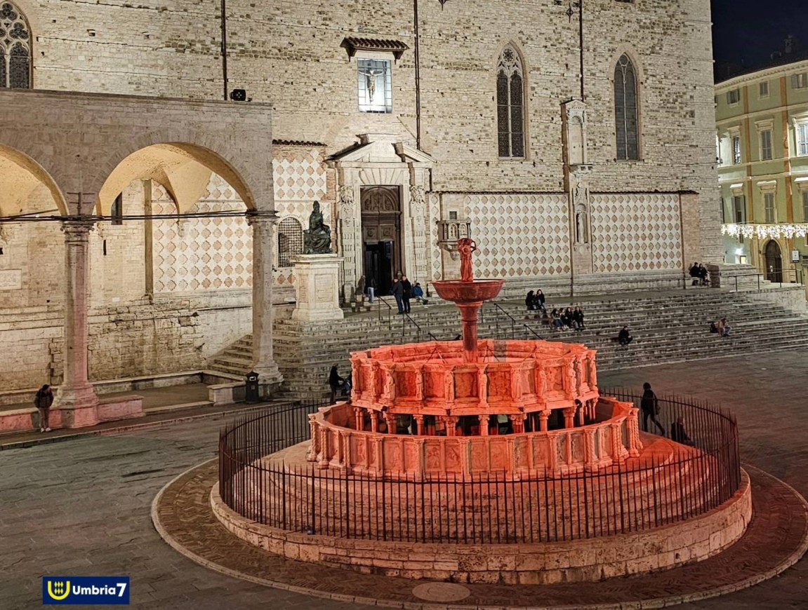 La fontana maggiore illuminata di rosso contro la violenza sulle donne (foto Francesca Cecchini)