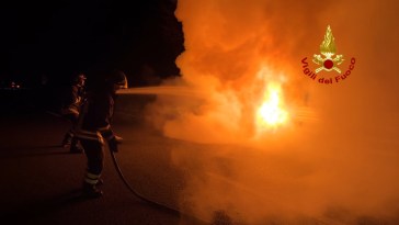 incendio auto fossato di vico, incendio vigili del fuoco