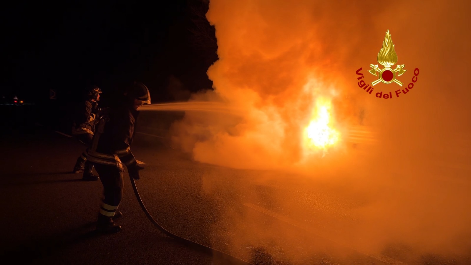 incendio auto fossato di vico, incendio vigili del fuoco