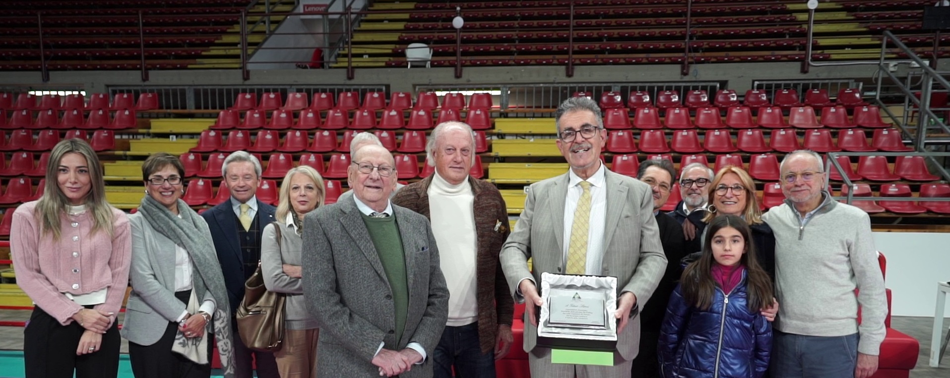 Bartolini e volontari Aronc con Gino Sirci