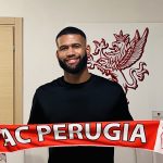 Noah Lewis con la sciarpa del Grifo (foto da acperugiacalcio.com)