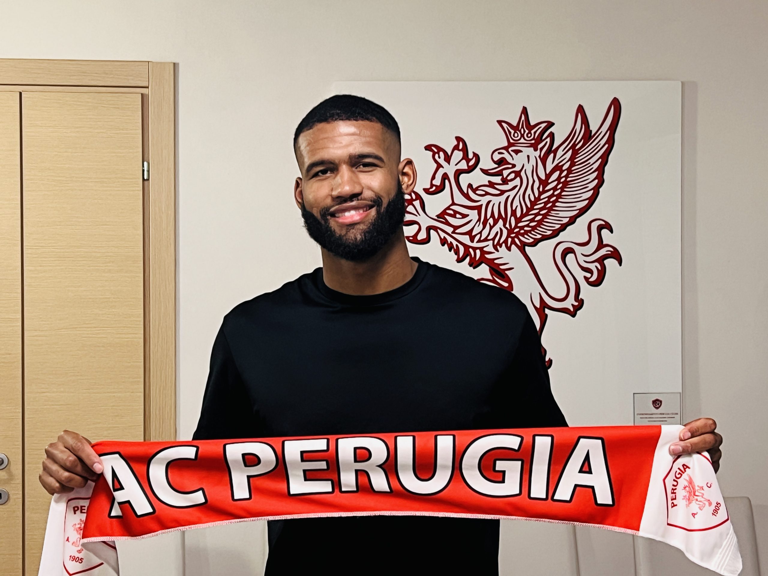 Noah Lewis con la sciarpa del Grifo (foto da acperugiacalcio.com)