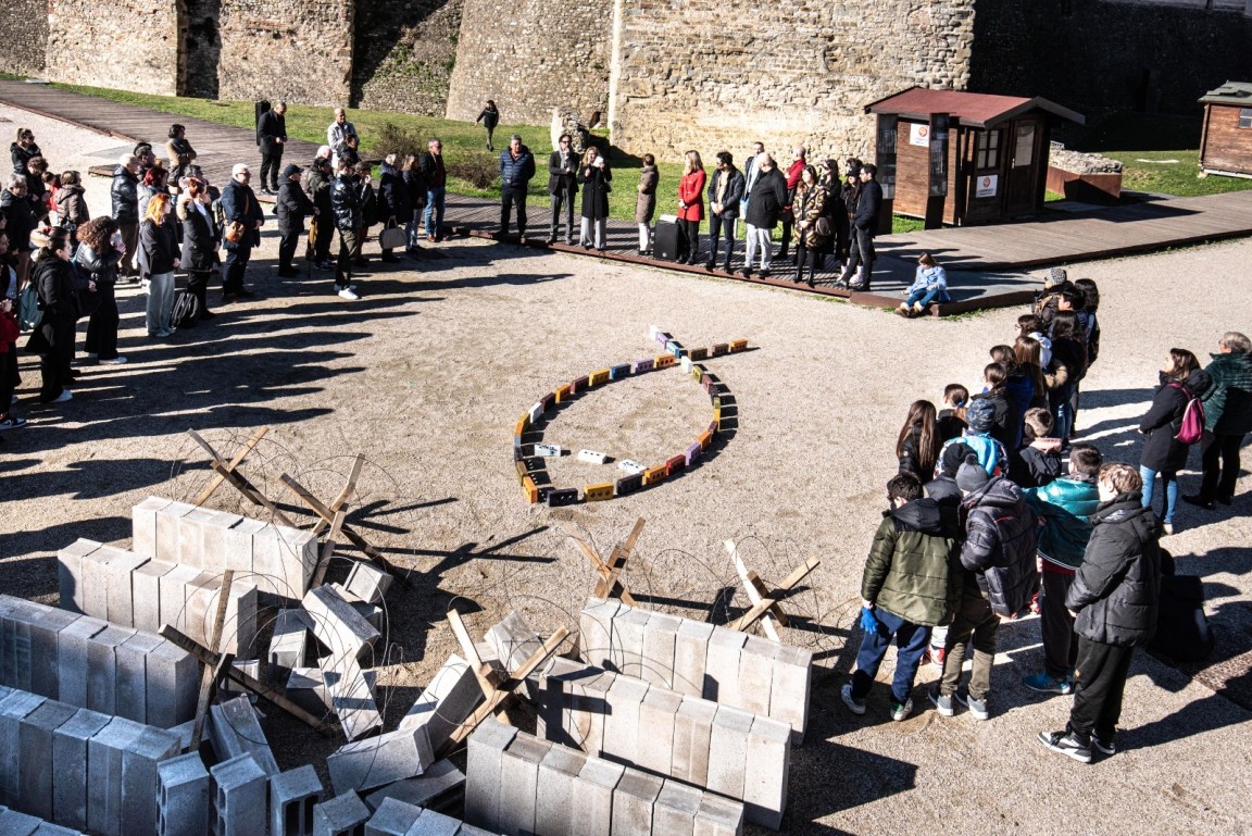 L'installazione di Potsy ai piedi della Rocca (foto Paolo Ippoliti)