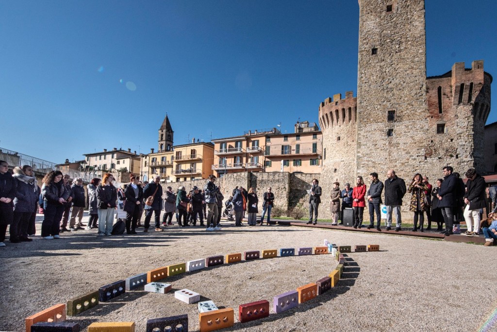 L'installazione di Potsy ai piedi della Rocca (foto Paolo Ippoliti)