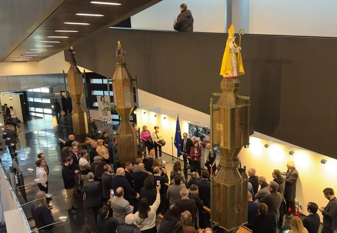 I Ceri al Parlamento europeo (foto da Facebook/Associazione Maggio Eugubino)