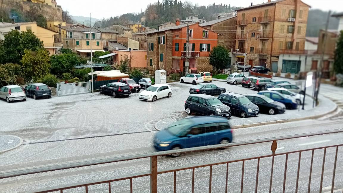 Le immagini della grandinata a Deruta - Foto da Facebook/Vilma Palomba