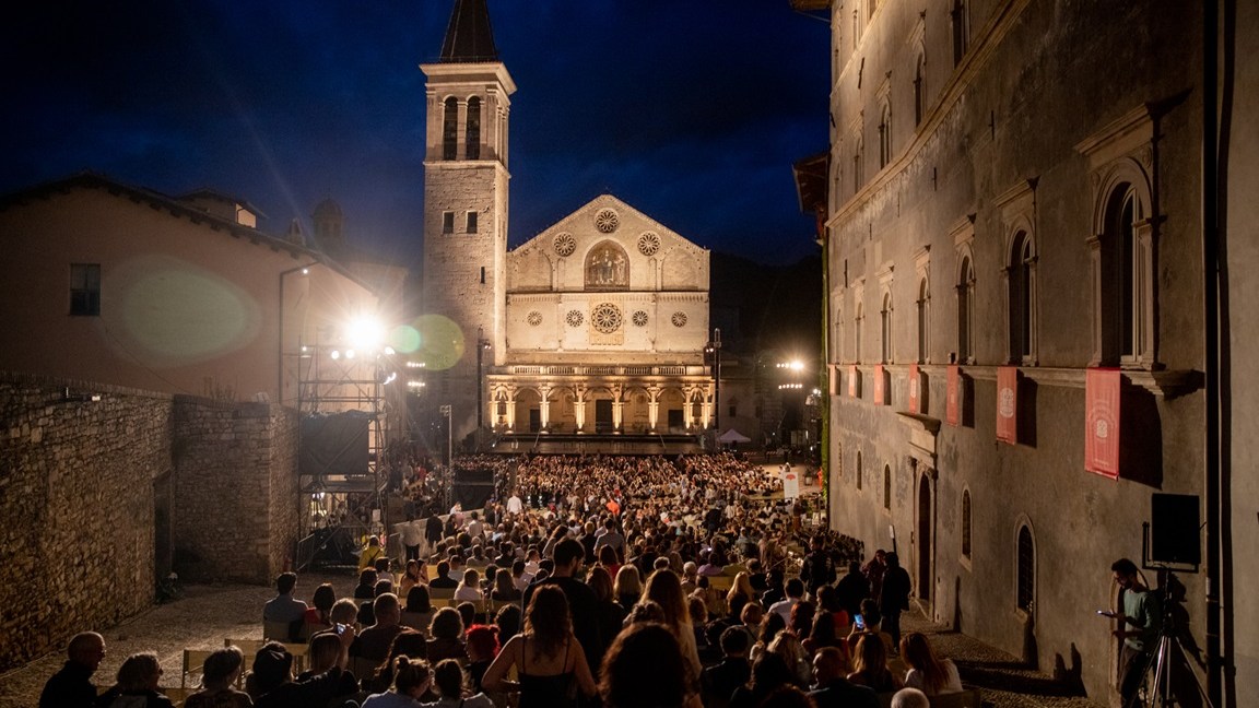 FESTIVAL DEI DUE MONDI Voodoo Cello Piazza del Duomo Spoleto 1 luglio 2023 Andrea Veroni