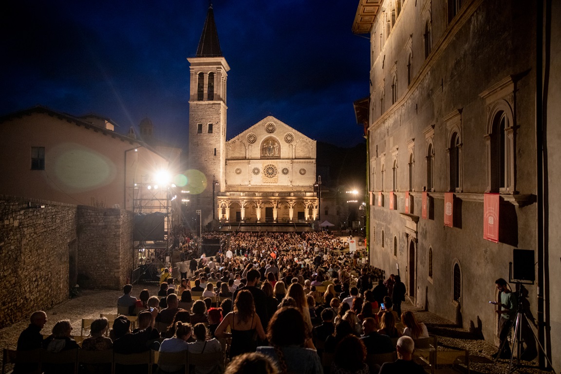 FESTIVAL DEI DUE MONDI Voodoo Cello Piazza del Duomo Spoleto 1 luglio 2023 Andrea Veroni
