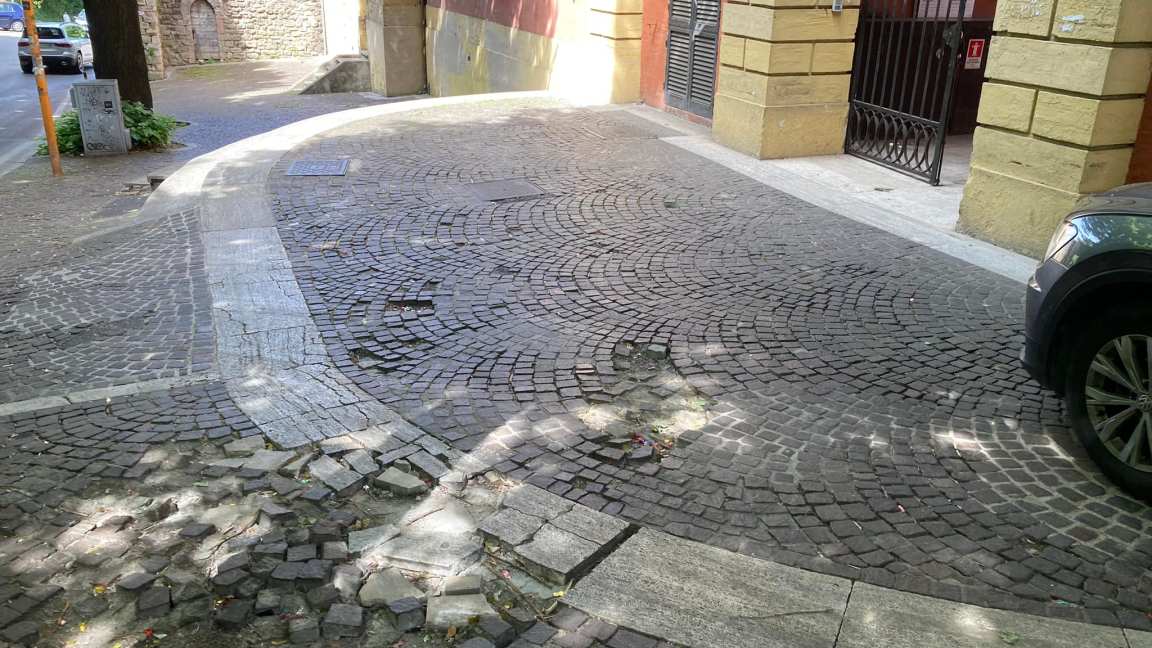 marciapiede unipg foto Maurizio Zara_gruppo Perugia Sosta Selvaggia