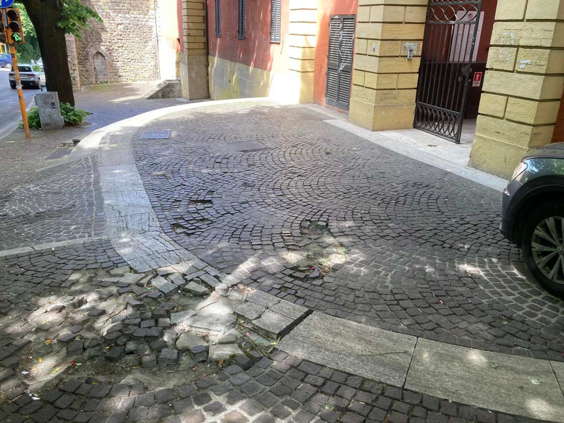 marciapiede unipg foto Maurizio Zara_gruppo Perugia Sosta Selvaggia