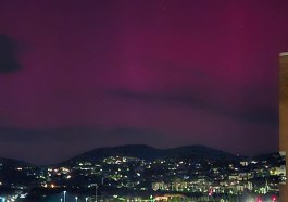 L'aurora boreale sopra Perugia (foto di Carlo Zucchini e pubblicata da Perugia Meteo)