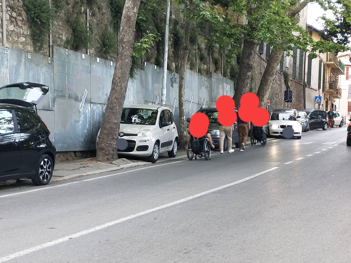 via XIV Settembre sosta selvaggia