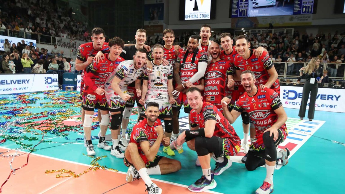 Perugia festeggia la vittoria durante Itas TRENTINO vs Sir Susa Vim PERUGIA, 5ª giornata girone di andata regular season Superlega Credem Banca - Campionato italiano di Pallavolo Maschile - Volley Volleyball presso Il T Quotidiano Arena Trento IT, 27 ottobre 2024. Foto: Marco Trabalza [riferimento file: 2024-10-27/TNPG4-11]