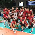 Perugia festeggia la vittoria durante Itas TRENTINO vs Sir Susa Vim PERUGIA, 5ª giornata girone di andata regular season Superlega Credem Banca - Campionato italiano di Pallavolo Maschile - Volley Volleyball presso Il T Quotidiano Arena Trento IT, 27 ottobre 2024. Foto: Marco Trabalza [riferimento file: 2024-10-27/TNPG4-11]